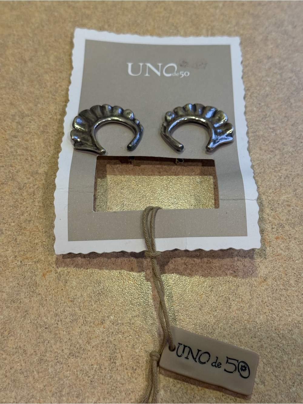 UNO de 50 Open Hoop Silver-Tone Shell Scalloped Earrings NWT